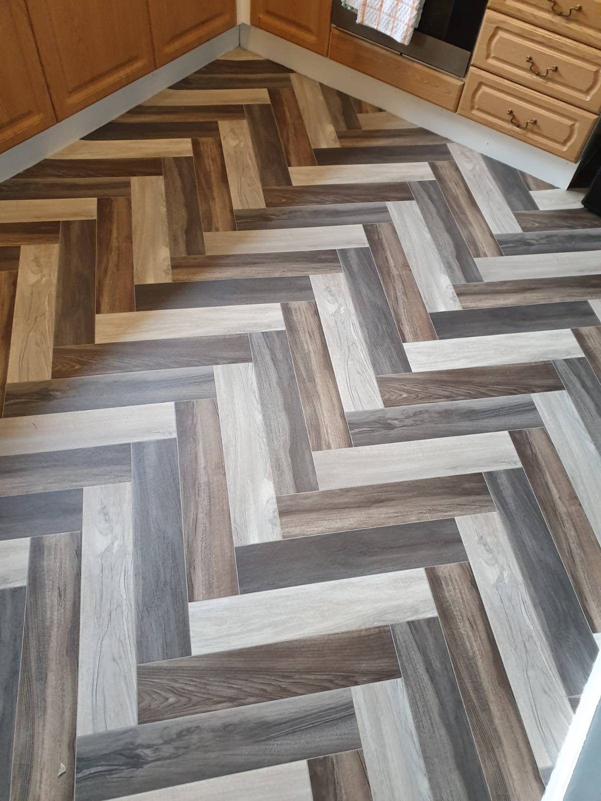 diagonal shaped vinyl flooring with brown and white colours in kitchen 
